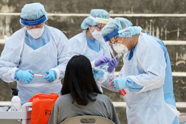 지난 28일 경기도 구리시 동구중학교에 마련된 신종 코로나바이러스 감염증(코로나19) 선별진료소에서 의료진이 검체 채취를 하고 있다. 사진=뉴스1