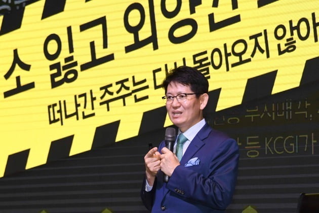 ‘반(反)조원태 연합군'의 한 축인 KCGI(강성부펀드)가 대한항공이 기내식과 기내면세점 사업부를 사모펀드(PEF)에 매각하기로 한 데 대해 우려를 표명했다. 사진은 '한진그룹 정상화를 위한 주주연합 기자간담회'에서 한진그룹의 문제와 향후 경영 참여 방침을 발표하고 있는 강성부 KCGI 대표. 사진=신경훈 한국경제신문 기자 khshin@hankyung.com