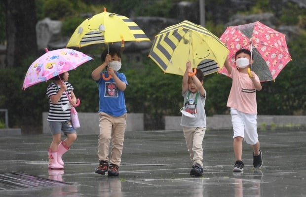 우산을 쓴 어린이들이 장난을 치고 있다. 사진=김범준기자bjk07@hankyung.com