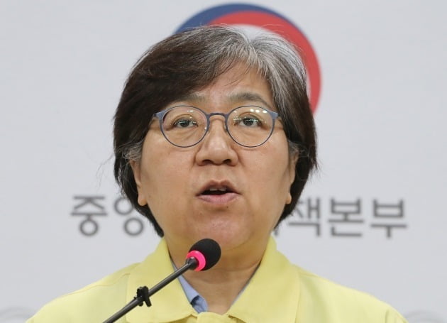 방역당국은 1일 대전의 한 초등학교에서 신종 코로나바이러스 감염증(코로나19) 확진자가 나온 데 대해 '의심 사례'라고 규정하면서 역학조사를 진행하고 있다고 밝혔다. 정은경 중앙방역대책본부(방대본) 본부장은 이날 충북 오송 질병관리본부에서 열린 브리핑에서 "최근 (대전에서) 교내 전파가 의심되는 사례가 발생했다"면서 "역학 조사가 진행 중이기 때문에 (최종) 결과를 봐야 할 것 같다"고 말했다. 사진=연합뉴스