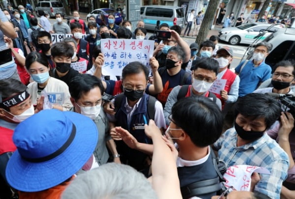 김명환 민주노총 위원장이 지난 1일 서울 중구 민주노총 앞에서 노사정 합의에 반대하는 비정규직 노조 조합원 등의 항의를 받으며 2020년 제11차 중앙집행위원회의 참석을 못하고 있다. /사진=뉴스1