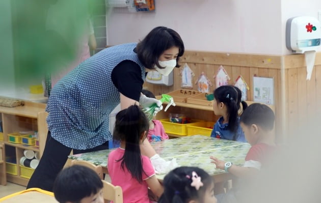 지난달 30일 오전 광주 북구청 어린이집에서 북구청 행정지원과 직원들이 어린이들의 급식 점검에 나선 가운데 보육교사가 식사 전 식탁을 소독하는 모습. 사진은 기사 내용과 직접적인 연관 없음. 2020.6.30 [사진=연합뉴스]