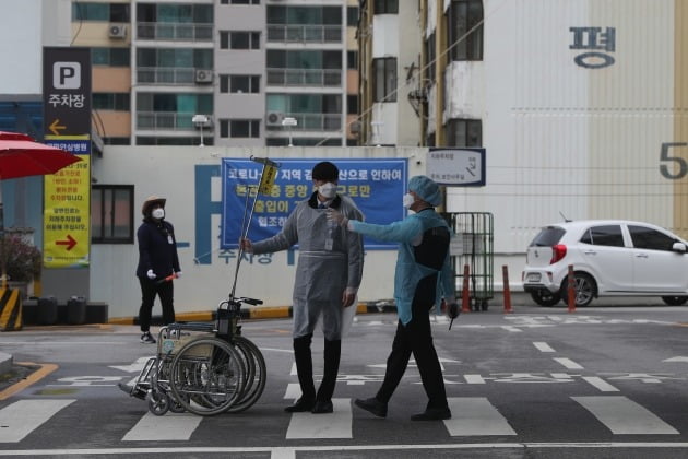 의정부의 한 병원 앞. 사진은 기사 내용과 직접적 연관 없음 [사진=연합뉴스]