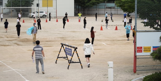 신종 코로나바이러스 감염증(코로나19) 확진자가 나온 것으로 알려진 대구 수성구 대구 남산고등학교 운동장에 3일 오전 선별진료소가 차려져 학생들이 코로나19 검사를 받기위해 거리를 두고 서 있다. 2020.7.3 [사진=연합뉴스]