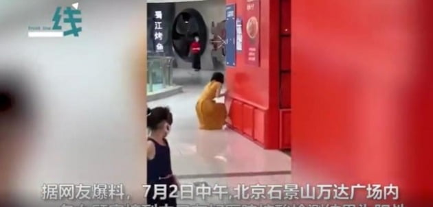 베이징 스징산 완다광장에서 코로나19 양성 판정 의심환자가 통곡하는 영상이 웨이보에 올라왔다. / 사진=연합뉴스