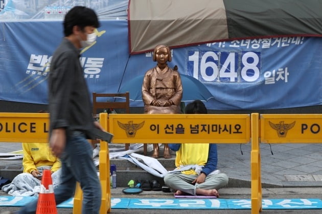 서울 종로구는 이날 오전 0시부터 감염병 위기경보 심각단계가 해제될 때까지 종로구 일본대사관 일대 집회·시위 등 집합행위를 금지했다고 3일 밝혔다. 이날 오전 서울 종로구 옛 일본대사관 앞에 설치된 평화의 소녀상 주변에서 반아베반일청년공동행동 소속 학생들이 연좌농성을 벌이고 있다.  뉴스1