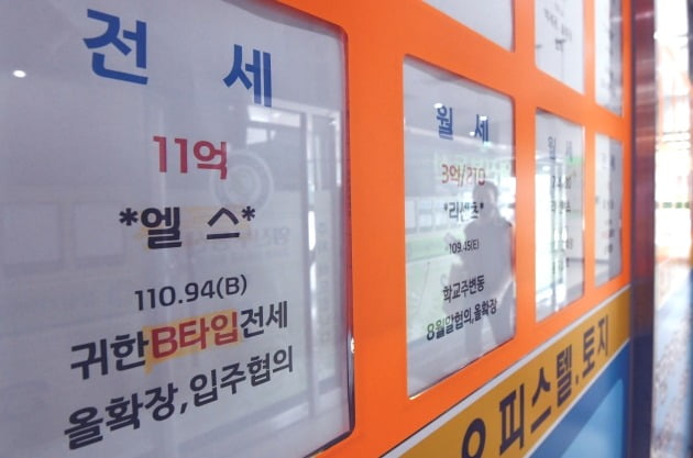 7.10 대책 후 서울의 아파트 전세값이 급등하고 있는 가운데 서울 잠실의 한 아파트 상가 부동산중개업소에 전세 매물 가격표가 붙여져 있다. 허문찬기자  sweat@hankyung.com