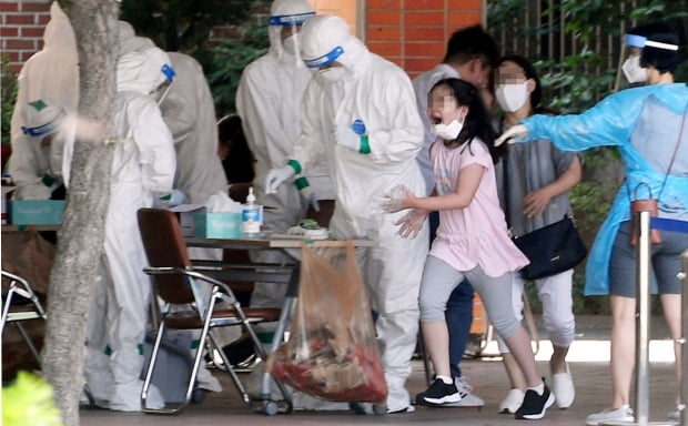 서울의 한 초등학교에서 신종 코로나바이러스 감염증(코로나19) 검사가 이뤄지고 있다. 사진=허문찬기자  sweat@hankyung.com