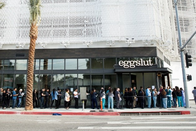 LA 매장 앞 긴 줄을 서게 만드는 달걀 샌드위치로 이름난 맛집 에그슬럿(Eggslut)의 한국 1호점이 오는 10일 서울 봉은사로 스타필드 코엑스몰 밀레니엄 광장에 문을 연다. 사진은 에그슬럿 LA 웨스트 로스앤젤레스 베벌리센터점. 사진=SPC삼립 제공