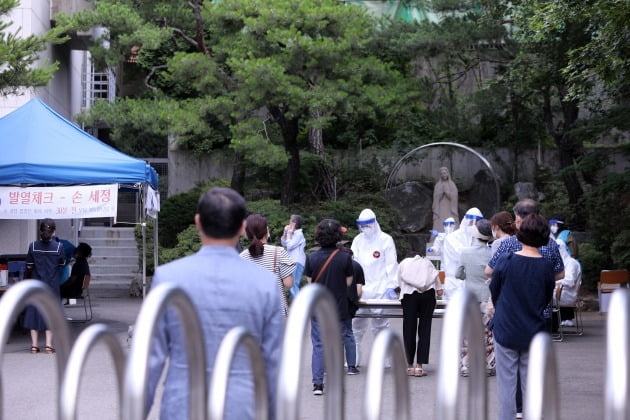 경기 고양시 덕양구 원당성당 교인 중에서 코로나19 확진자 3명이 나와 성당이 폐쇄된 후 7일 오후 미사 참석 교인들이 신속하게 전수조사에 응하고 있다. [사진=연합뉴스]