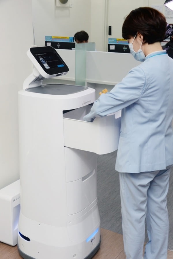 서울대학교병원 간호사가 LG 클로이 서브봇(서랍형)을 사용하고 있다/사진제공=LG전자