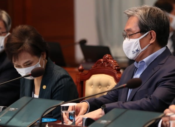 지난 7일 청와대에서 열린 제35회 국무회의에서 김현미 국토교통부 장관과 노영민 비서실장이 자리(왼쪽부터)에 앉아 회의 시작을 기다리고 있다. /사진=청와대 사진기자단