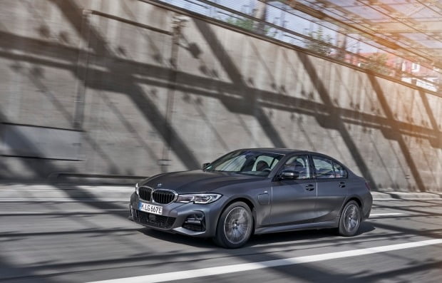 BMW 코리아가 3시리즈 PHEV 모델 뉴 330e를 국내 출시한다. 사진=BMW 