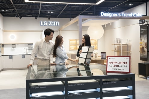 서울 논현동 'LG Z:IN 스퀘어'를 방문한 고객들이 주방 공간에 어울리는 인조대리석 제품을 살펴보고 있다.     LG하우시스 제공