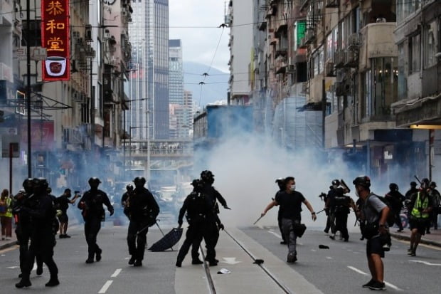 홍콩보안법 반대를 외치는 시위대를 향해 홍콩 경찰이 최루가스를 살포하고 있다. /사진=로이터