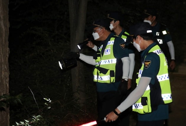 박원순 서울시장이 연락두절된 9일 저녁 북악산 일대에서 경찰 병력이 2차 야간 수색 작업을 하고 있다. /사진=뉴스1