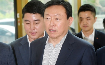 신동빈, 롯데 첫 비대면 사장단 소집…'뉴노멀 혁신' 주문