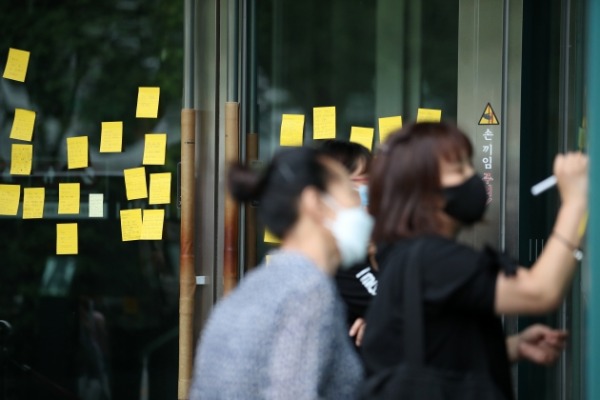 12일 오후 서울 중구 서울시청 앞 서울광장에 마련된 고(故) 박원순 서울특별시장 분향소를 찾은 시민들이 조문을 마치고 추모 메시지를 작성하고 있다. /사진=뉴스1