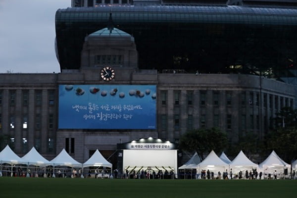 12일 오후 서울 중구 서울시청 앞에 마련된 고(故) 박원순 서울특별시장 분향소를 찾은 시민들이 조문하고 있다. /사진=뉴스1