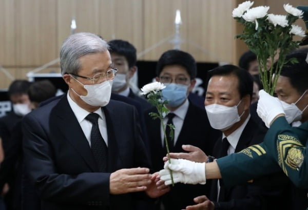 김종인 미래통합당 비상대책위원장이 12일 오후 서울 아산병원 장례식장에 마련된 고 백선엽 장군의 빈소를 찾아 조문하고 있다. /사진=연합뉴스