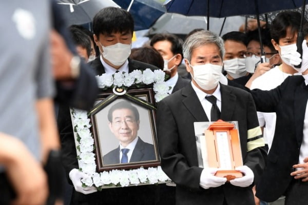 고 박원순 서울시장 영결식이 13일 오전 서울시청에서 열린 가운데 고인의 영정과 위패가 추모공원으로 향하고 있다. /사진=뉴스1