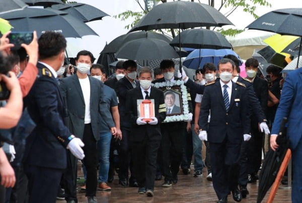 13일 오전 박원순 서울시장의 온라인 영결식이 끝난 뒤 위패와 영정사진이 서울시청사를 빠져나와 장지로 향하고 있다. /사진=김범준 기자 bjk07@hankyung.com