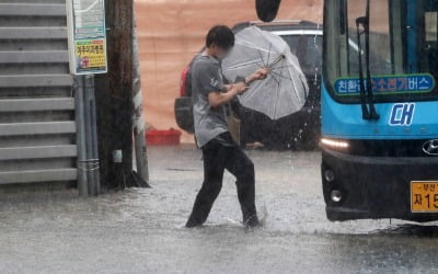 부산 119㎜ 물폭탄에 주택 붕괴·도로 침수 '아수라장'