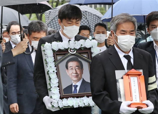 빗속의 영결식…故 박원순 서울시장, 고향인 경남 창녕으로