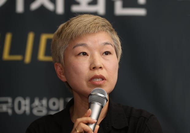 고 박원순 서울시장을 성추행 혐의 등으로 고소한 피해여성을 대리하는 김재련 변호사가 13일 오후 서울 은평구 녹번동 한국여성의전화 사무실에서 연 `서울시장에 의한 위력 성추행 사건 기자회견'에서 발언하고 있다. / 허문찬 기자 sweat@hankyung.com