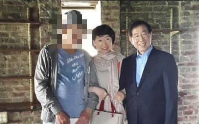 진혜원 검사, 박원순 팔짱낀 사진 올리며 "권력형 성범죄"…고소인 조롱 논란