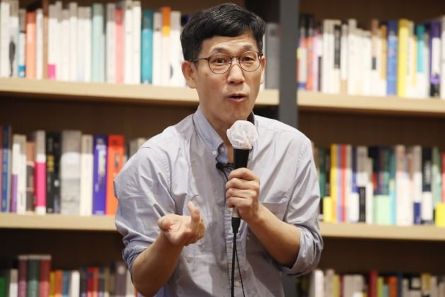 진중권 전 동양대학교 교수는 14일 정의당 의원들의 박원순 서울시장 조문 거부 논란에 대해 사과한 심상정 대표를 향해 