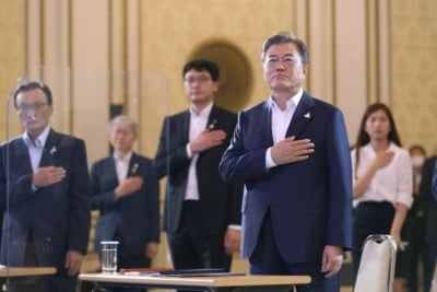 [속보] 文 대통령 "디지털 뉴딜과 그린 뉴딜을 두 축으로 세우겠다"