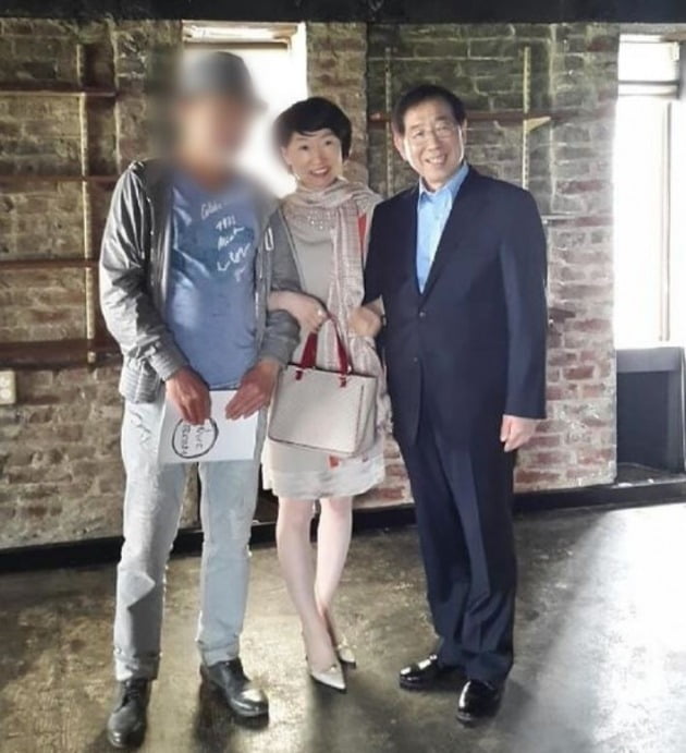 진혜원 대구지검 부부장검사가 고(故) 박원순 서울시장과 팔짱 낀 사진과 함께 “권력형 범죄 자수한다”며 글을 올려 논란이 커지고 있다. [사진=진혜원 검사 페이스북 캡처]