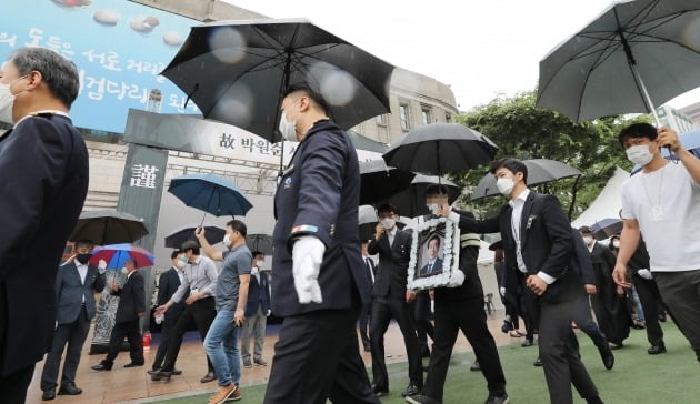 시청 분향소 지나가는 고 박원순 시장 영정 [사진=연합뉴스]