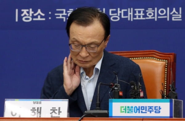 이해찬 더불어민주당 대표와 김태년 원내대표가 15일 오전 서울 여의도 국회에서 열린 인천·강원 예산정책협의회에서 얼굴을 만지고 있다. /사진=뉴스1