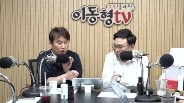 이동형 작가와 박지훈 변호사(왼쪽부터)가 15일 유튜브 채널 이동형TV에서 방송을 진행하고 있다. /사진=유튜브 채널 이동형TV 갈무리