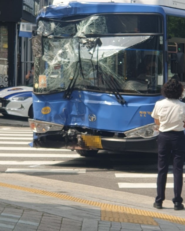 16일 오전 9시 15분께 서울 도봉구 창동 쌍문역 인근에서 의정부 방향으로 향하던 시내버스가 건물을 들이받는 사고가 발생했다.  연합뉴스