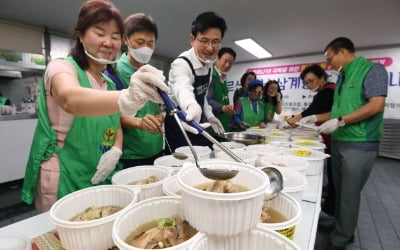 [포토] 송파구, 독거 어르신에게 삼계탕 전달