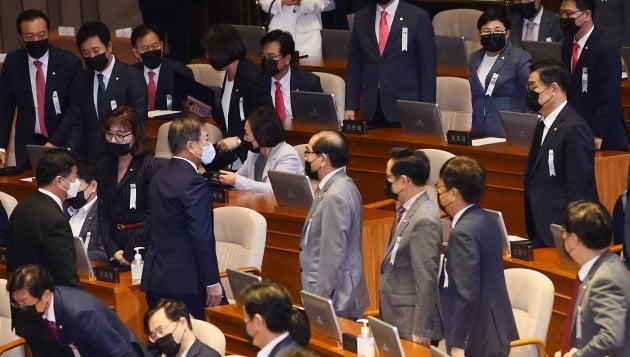 문재인 대통령이 16일 서울 여의도 국회에서 열린 제21대 국회 개원식에서 개원축하 연설을 마친 뒤 미래통합당 의원석으로 퇴장하고 있다./김범준기자 bjk07@hankyung.com