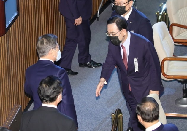 주호영 미래통합당 원내대표가 16일 국회에서 열린 제21대 국회 개원식에서 연설을 마친 문재인 대통령에게 악수를 청하고 있다. 연합뉴스