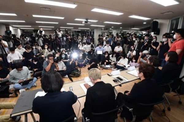 13일 서울 은평구 한국여성의전화 교육관에서 '서울시장에 의한 위력 성추행 사건 기자회견'이 열리고 있다. /사진=뉴스1