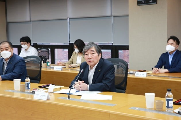  ‘찾아가는 KB소호 멘토링스쿨’ 발족식에 참석한 윤석헌 금융감독원장. 금융감독원 제공