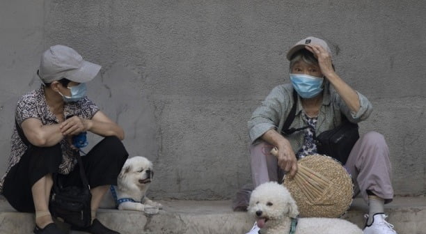 중국 베이징 주민들이 마스크 쓰고 대화를 나누고 있다./사진=AP