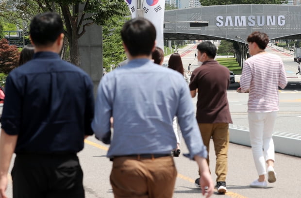 삼성전자 직원들이 수원사업장으로 들어가고 있다. 연합뉴스