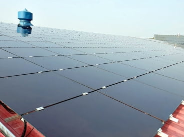 충남 아산 인주생산단지에 있는 에스와이빌드 공장 지붕에 설치된 에스와이 3호 태양광발전소의 모습.   에스와이 제공
