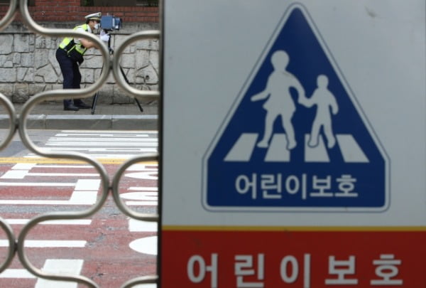 지난 5월 대전 서구 둔산동 어린이보호구역 내 도로에서 경찰이 단속을 하고 있다. /사진=뉴스1