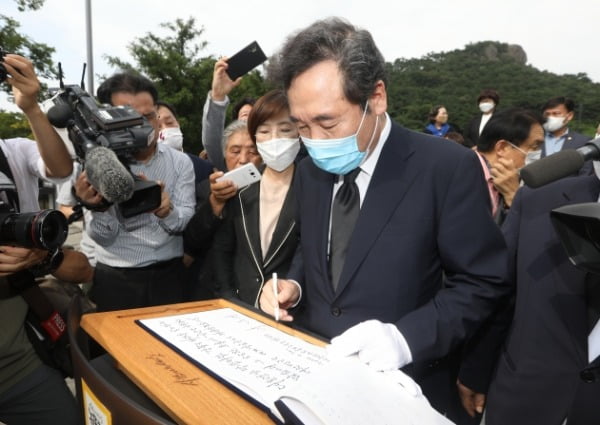 이낙연 더불어민주당 의원이 20일 오후 경남 김해 봉하마을을 찾아 고 노무현 전 대통령 묘역을 참배 후 방명록을 작성하고 있다. /사진=뉴스1