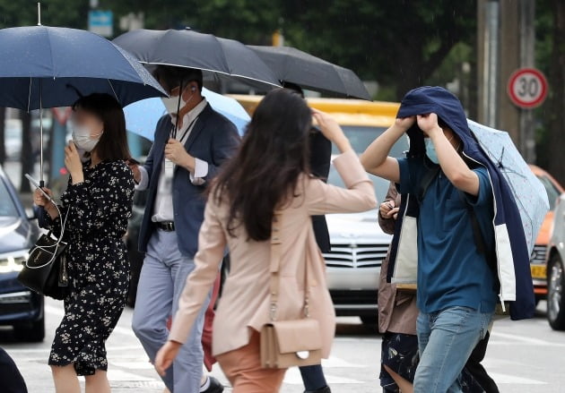 우산을 준비하지 못한 시민들이 발걸음을 재촉하는 모습. [사진=뉴스1]