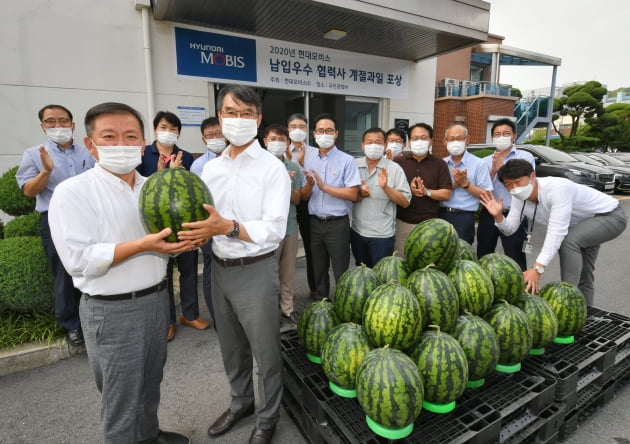 현대모비스, AS부품 공급 우수 협력사와 수박 나눠