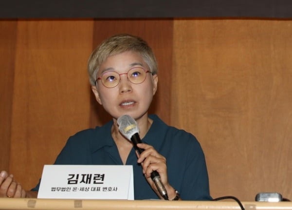 22일 오전 서울 모 처 기자회견장에서 열린 '서울시장에 의한 위력 성폭력 사건 2차 기자회견'에서 김재련 법무법인 온-세상 대표변호사가 발언하고 있다. /사진=뉴스1